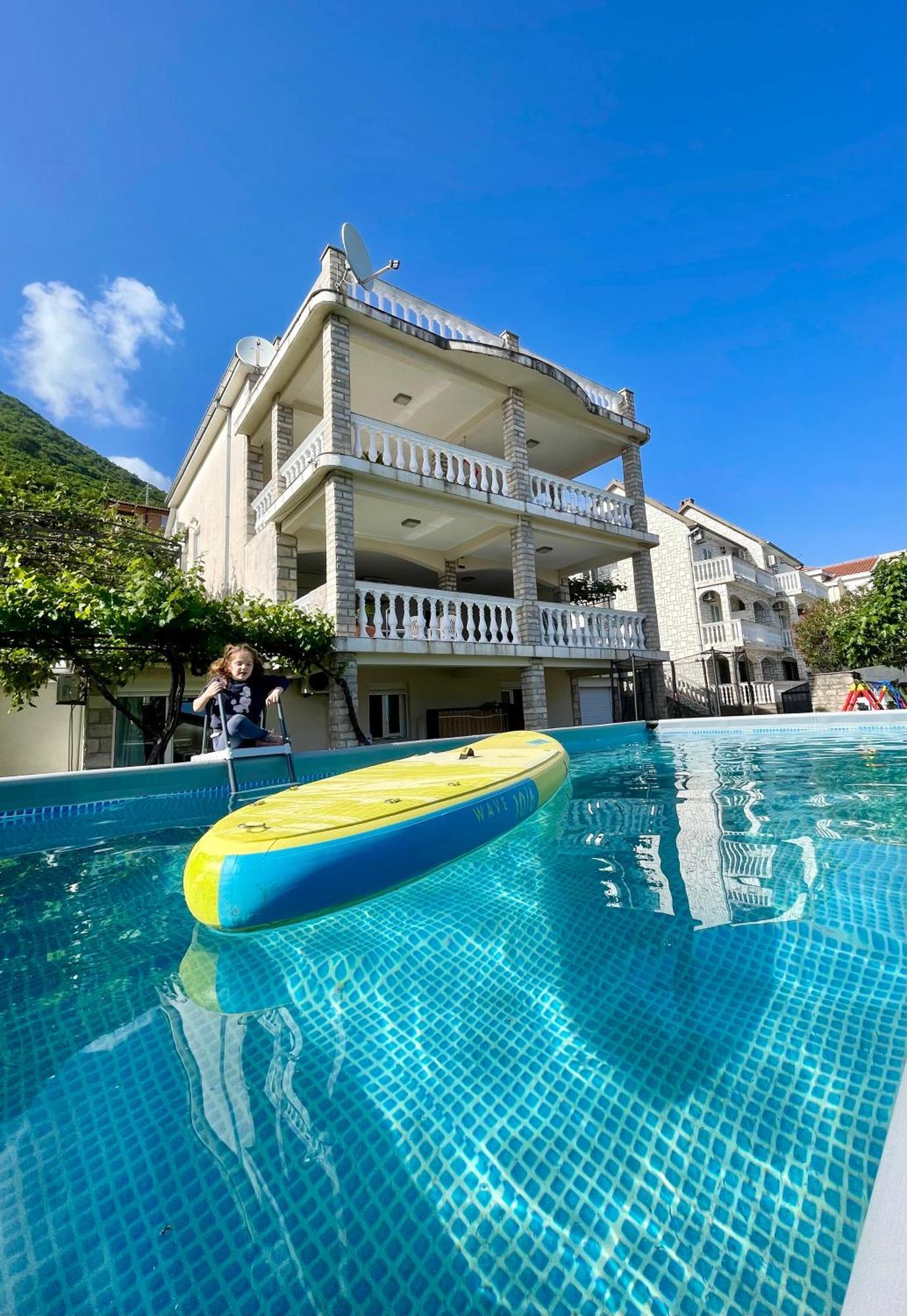 Family House With Pool & Sea View Aparthotel Bijela Bagian luar foto
