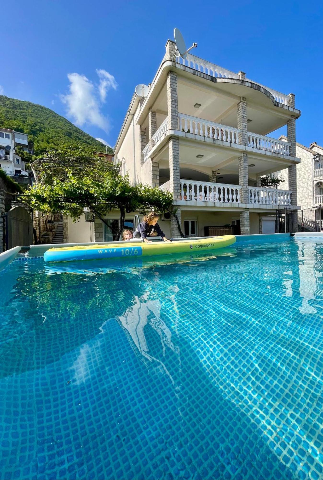 Family House With Pool & Sea View Aparthotel Bijela Bagian luar foto