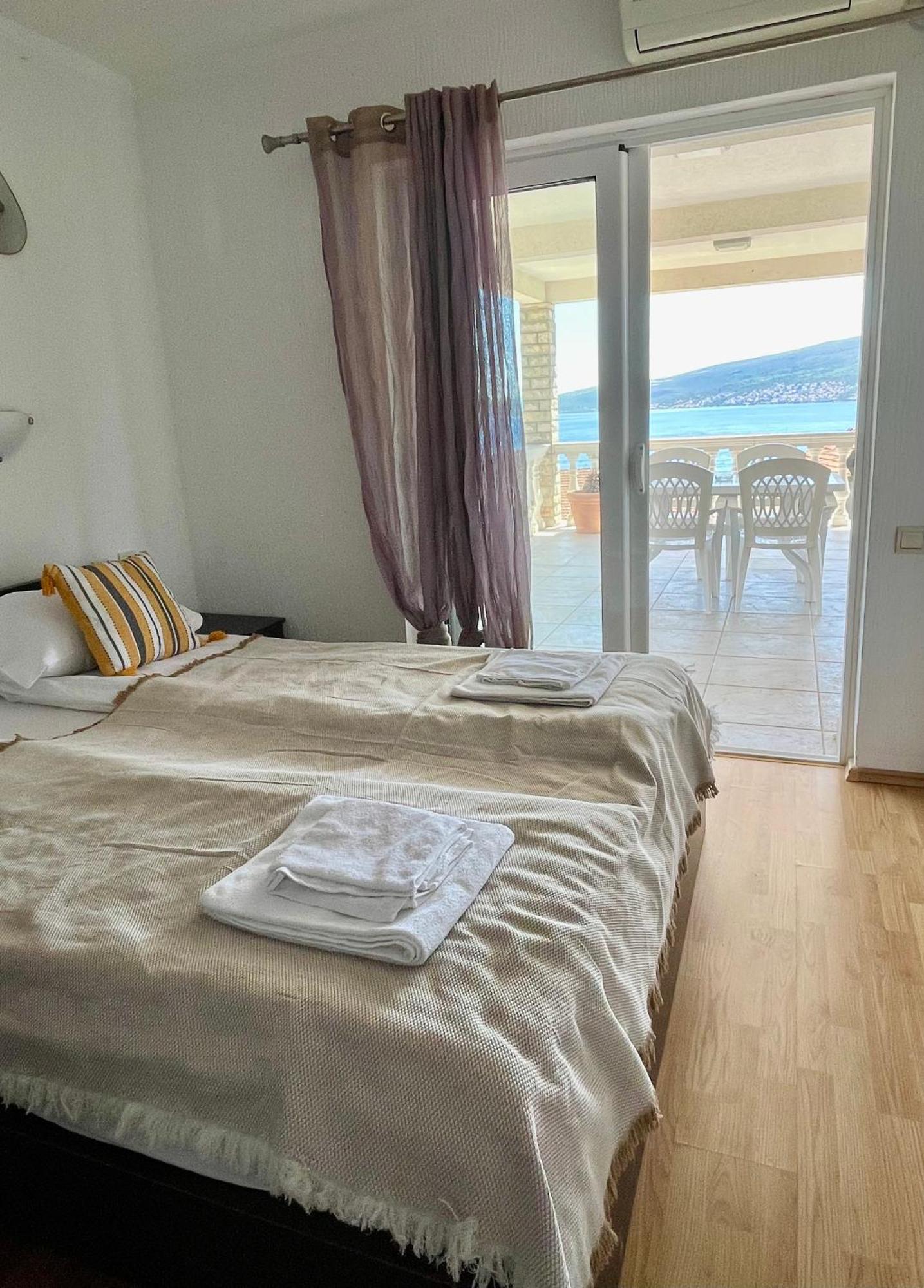 Family House With Pool & Sea View Aparthotel Bijela Bagian luar foto