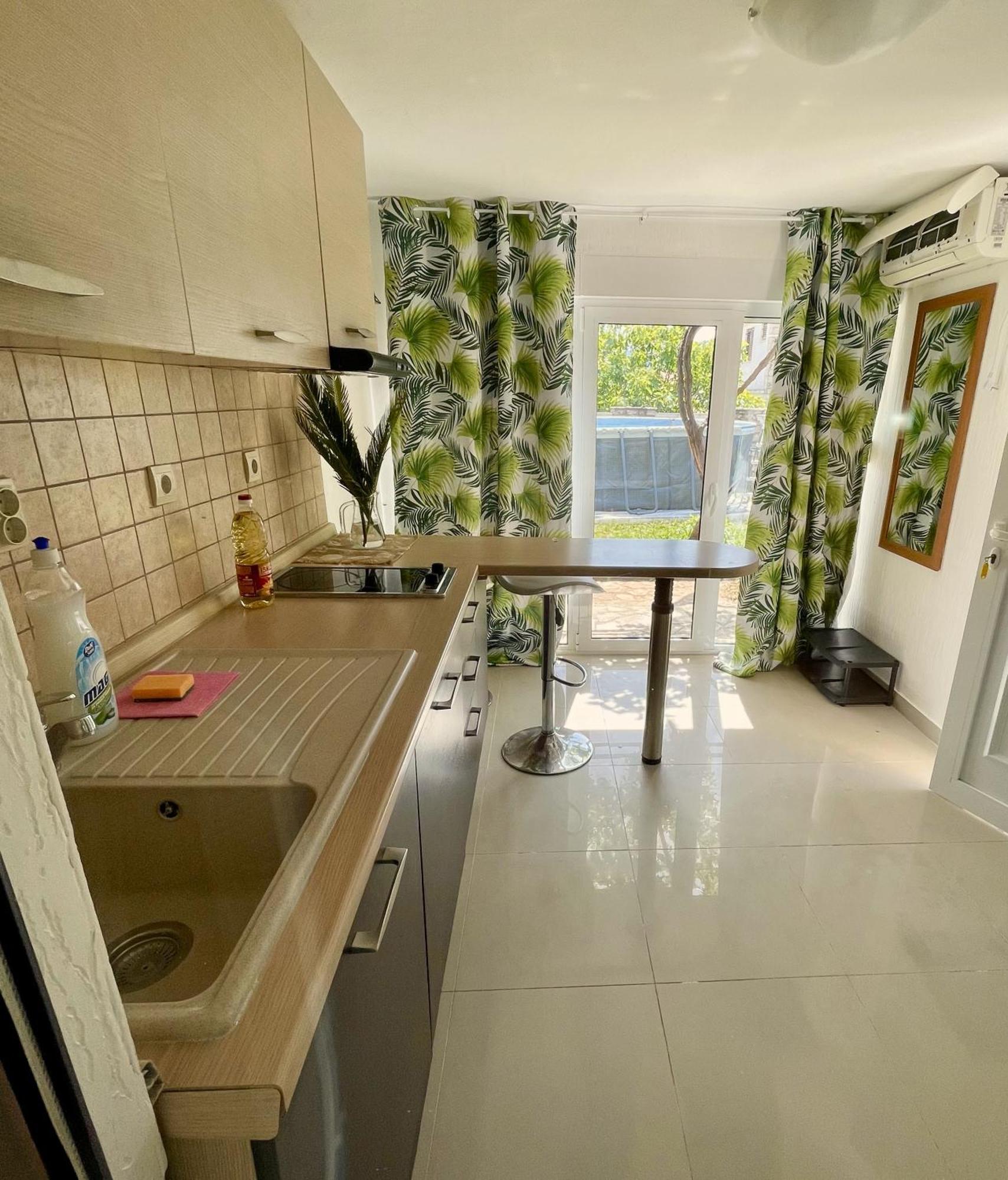 Family House With Pool & Sea View Aparthotel Bijela Bagian luar foto