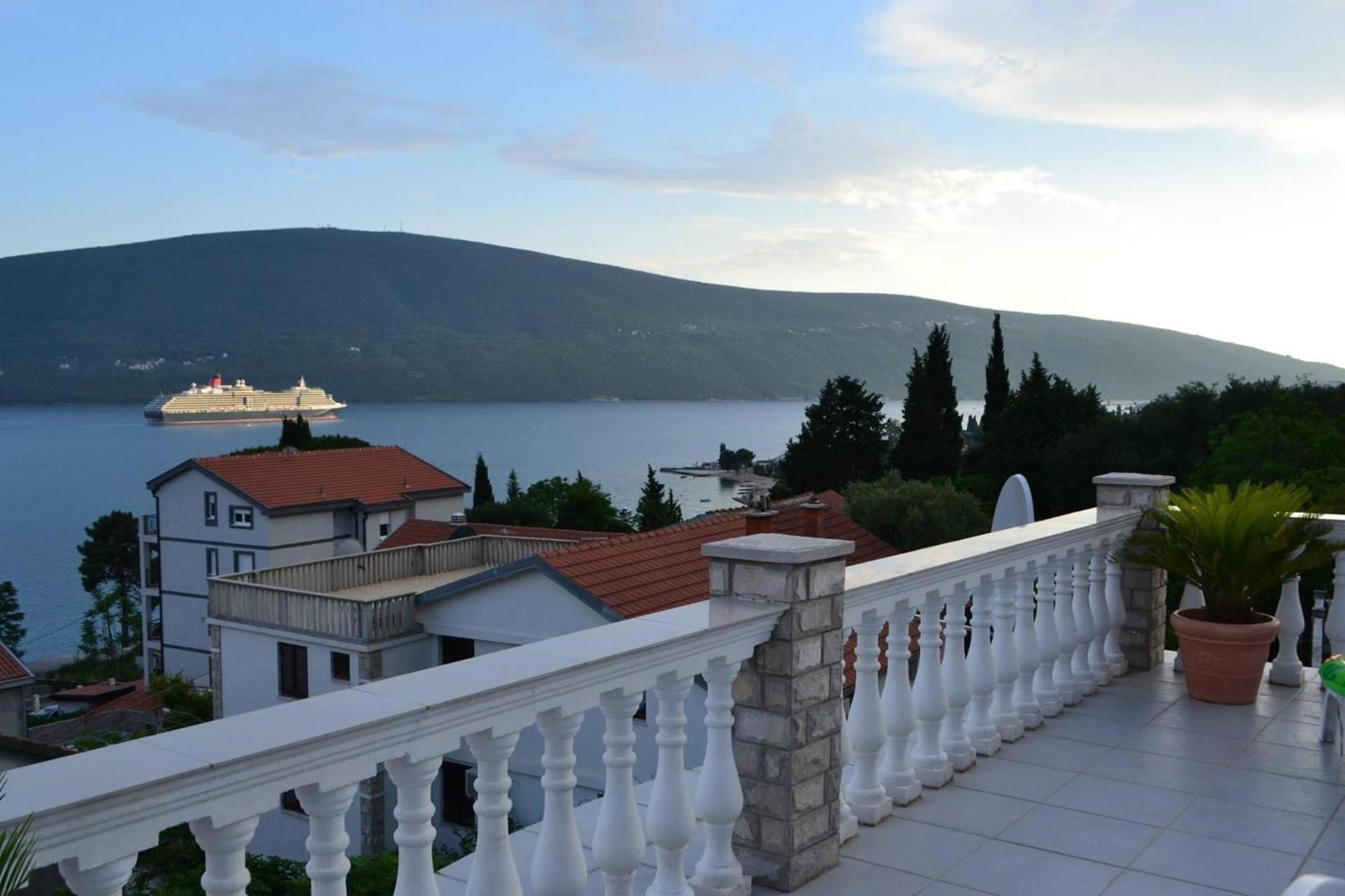 Family House With Pool & Sea View Aparthotel Bijela Bagian luar foto