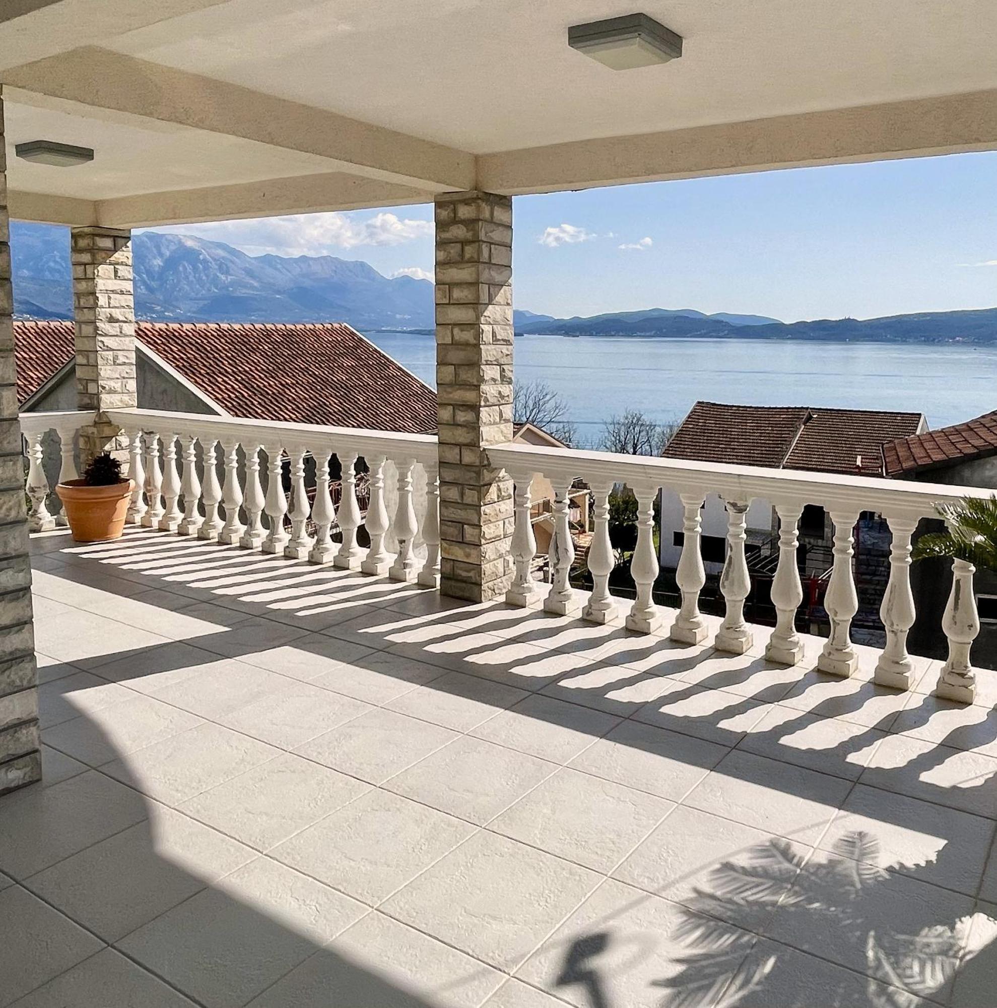 Family House With Pool & Sea View Aparthotel Bijela Bagian luar foto