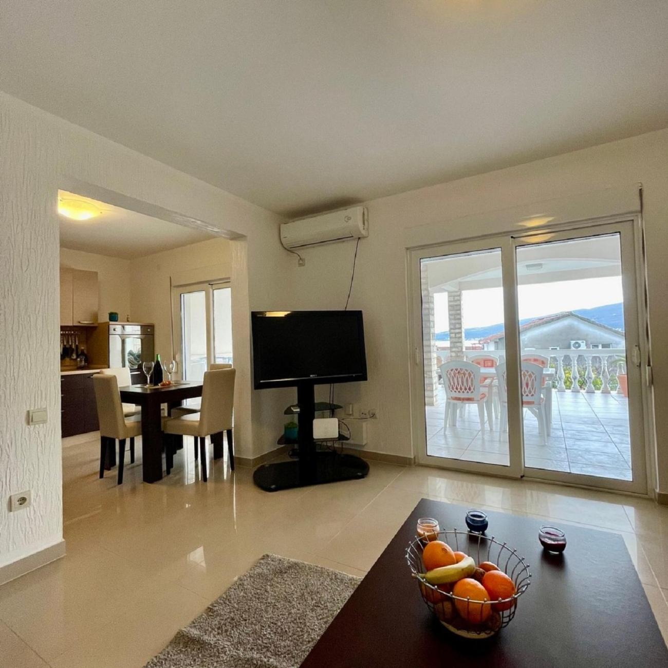 Family House With Pool & Sea View Aparthotel Bijela Bagian luar foto